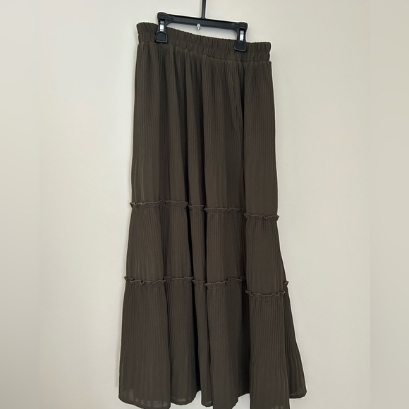 Elegant Army Green Pleated Skirt - Picture 1 of 6